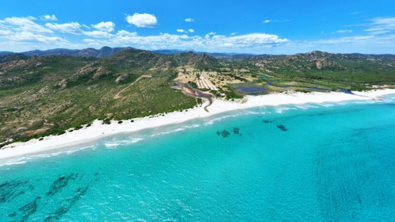 Il luogo più incantevole non è in Grecia né ai Caraibi: si trova in Sardegna e cambia il tuo concetto di paradiso