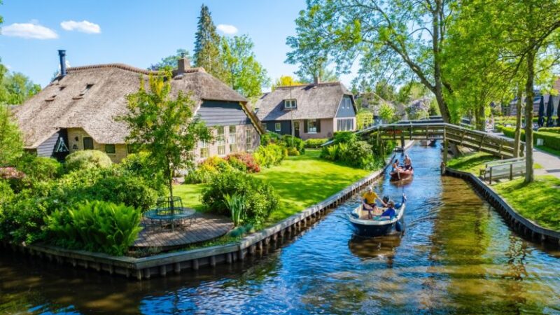 Il villaggio più surreale non è in Italia né in Francia: scopri la magia senza tempo di Giethoorn