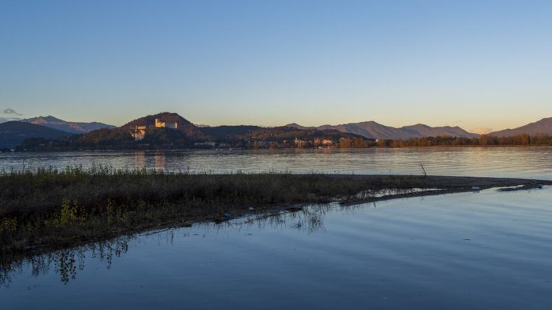 Il capolavoro di Manzoni rivive, ma non dove pensate: sul Lago di Pusiano si fa teatro della bellezza