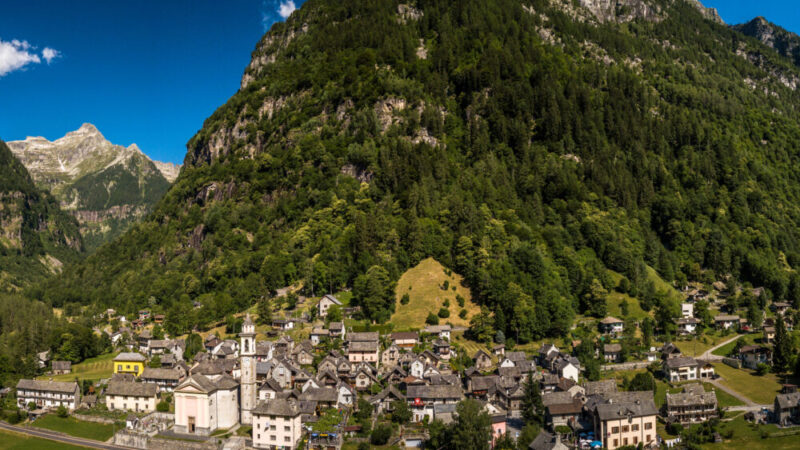 Il borgo più incantevole non è in Italia né in Francia: si trova a Sonogno e sembra un regno fatato