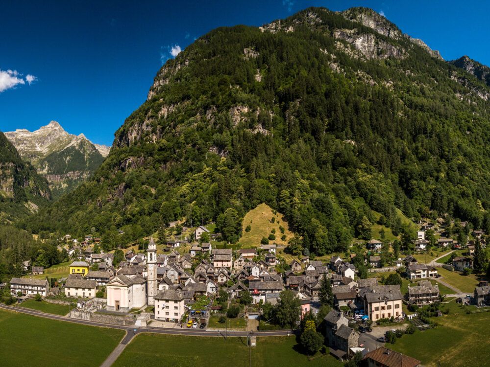 Il borgo più incantevole non è in Italia né in Francia: si trova a Sonogno e sembra un regno fatato